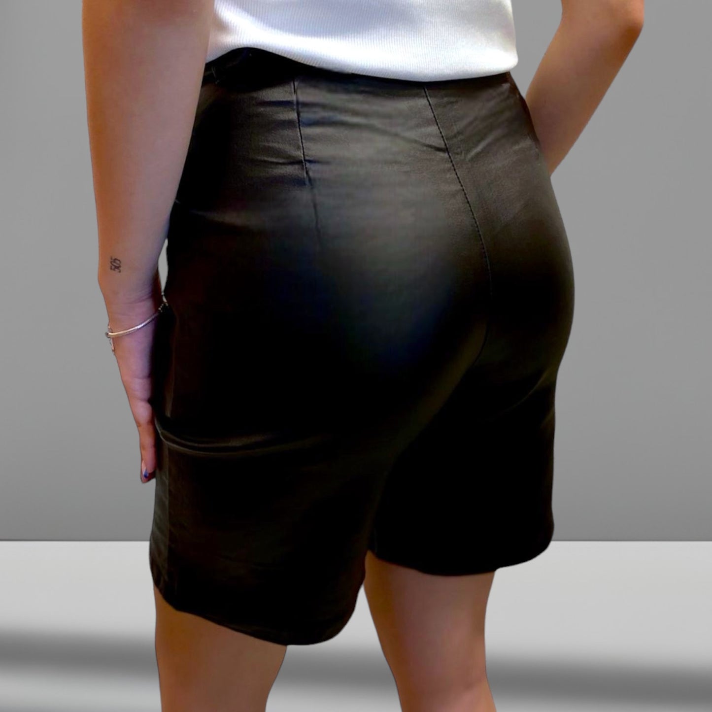 Short/ Bermuda Eco Cuero + Cinto Anne