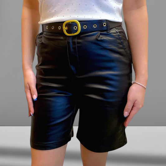 Short/ Bermuda Eco Cuero + Cinto Anne
