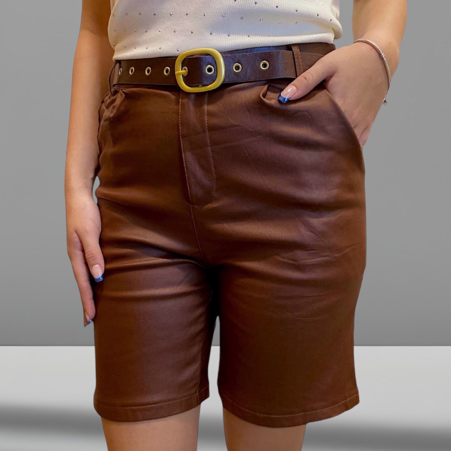 Short/ Bermuda Eco Cuero + Cinto Jane