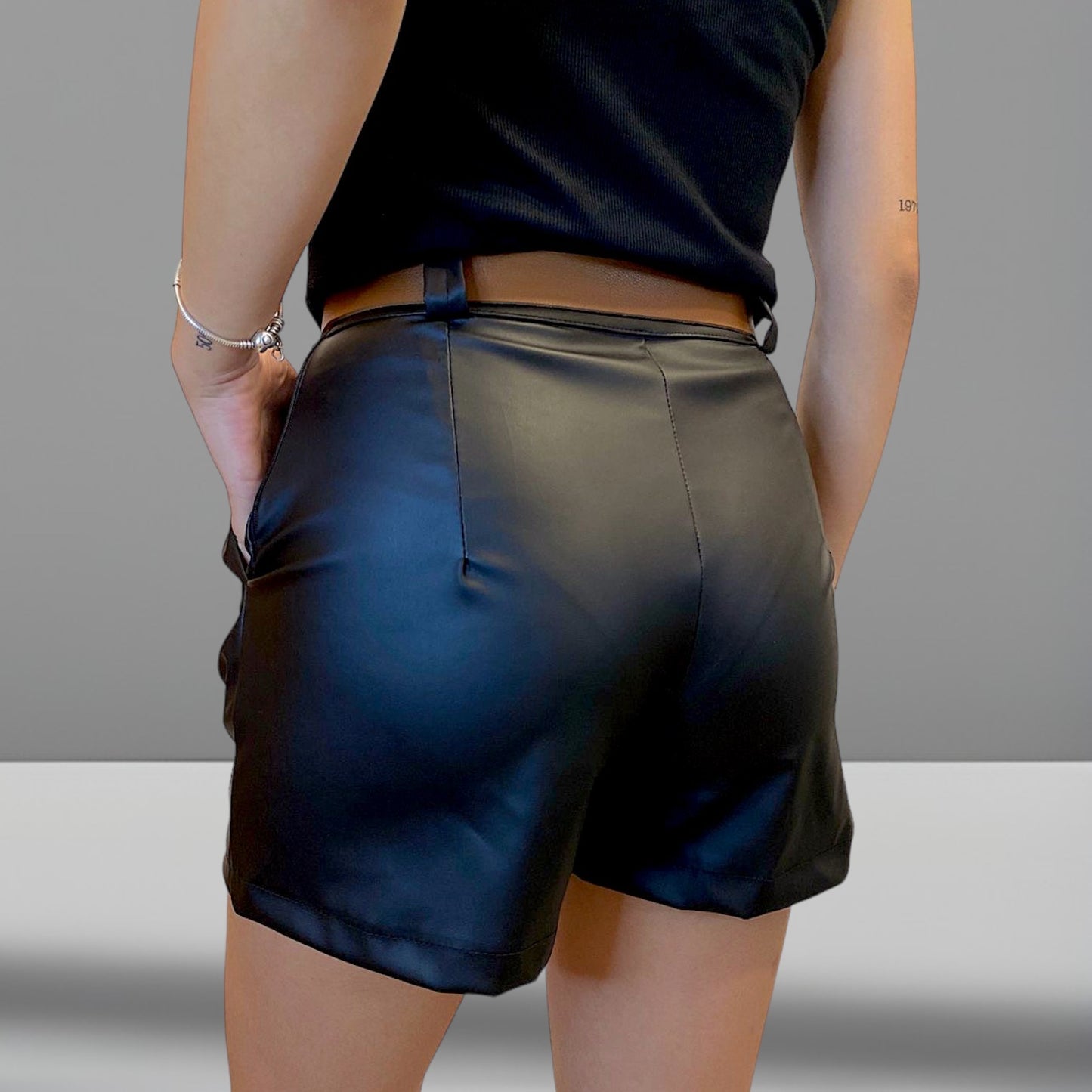 Short Eco Cuero + Cinto Emma