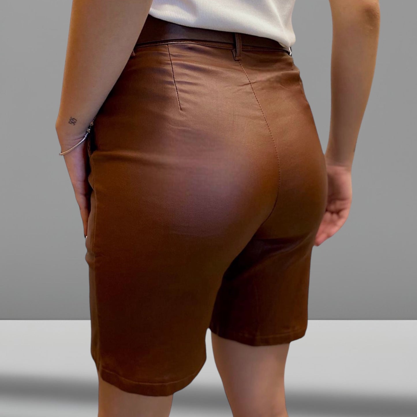 Short/ Bermuda Eco Cuero + Cinto Jane